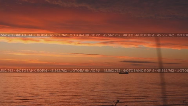 Majestic cargo ship navigating the ocean waves during a breathtaking sunset. Стоковое видео, видеограф Данил Руденко / Фотобанк Лори