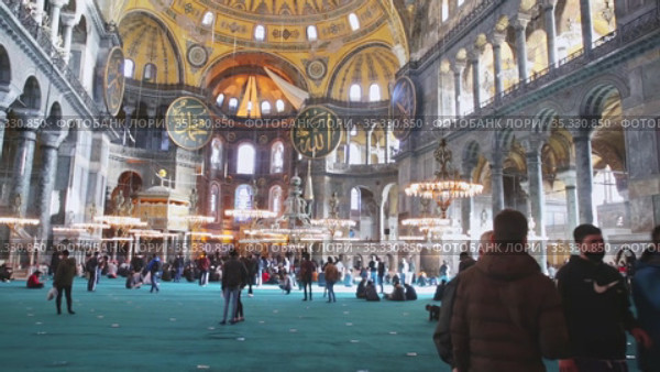 Majestic interior of Hagia Sophia Holy Grand Mosque full of worshipers and male tourists (2020 год). Редакционное видео, видеограф Яков Филимонов / Фотобанк Лори