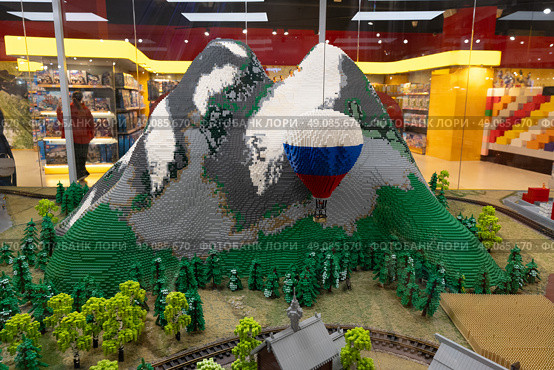Макет горы и воздушного шара из конструктора LEGO. Редакционное фото, фотограф Пучков Андрей Александрович / Фотобанк Лори