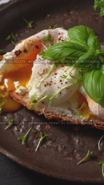 making bruschetta with cream cheese and poached egg. Стоковое видео, видеограф Julia Lavleis / Фотобанк Лори