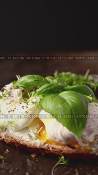 making bruschetta with cream cheese and poached egg. Стоковое видео, видеограф Julia Lavleis / Фотобанк Лори