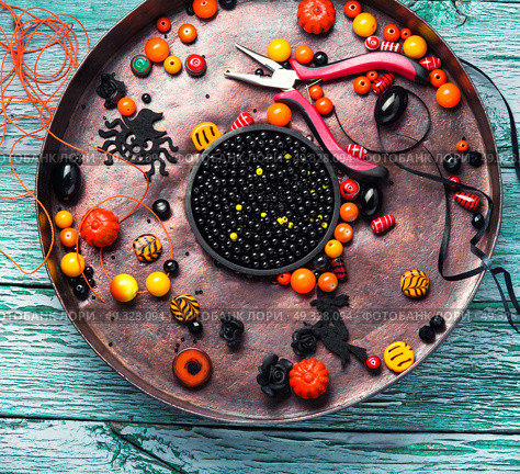 Making jewelery for Halloween. Beads and jewelery for the manufacture of women jewelry in the style of Halloween. Стоковое фото, агентство Ingram Publishing / Фотобанк Лори