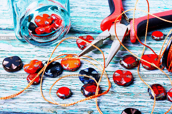 Making necklaces of glass beads.. Beads, colorful beads and tools for needlework.Czech glass beads. Стоковое фото, агентство Ingram Publishing / Фотобанк Лори