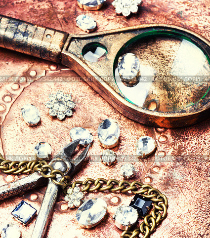 Making of handmade jewellery. jewellery making with professional tools on retro background. Стоковое фото, агентство Ingram Publishing / Фотобанк Лори