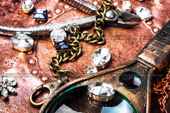 Making of handmade jewellery. precious stones for jewelry and tools for making jewelry. Стоковое фото, агентство Ingram Publishing / Фотобанк Лори