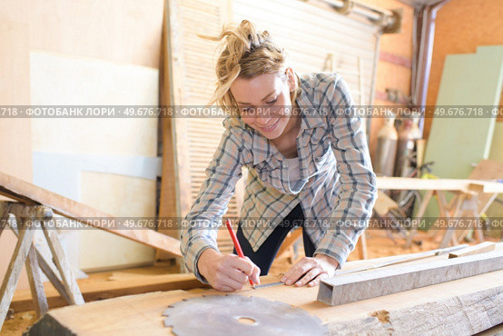 making sure the wood measurement is right. Стоковое фото, агентство Ingram Publishing / Фотобанк Лори