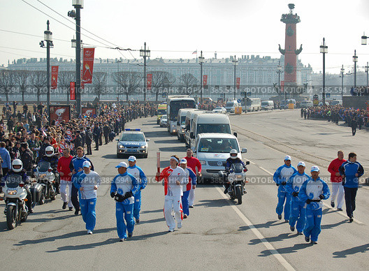 Максим Маринин с олимпийским факелом (2008 год). Редакционное фото, фотограф Vladimir Kolobov / Фотобанк Лори