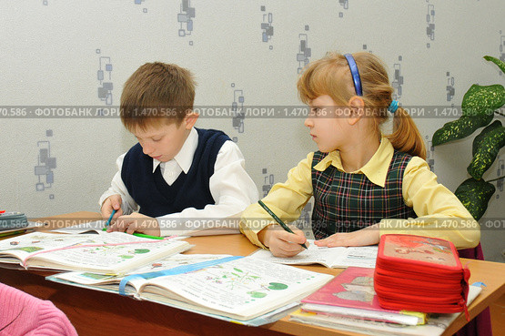 Мальчик и девочка проверяют написанное (2009 год). Редакционное фото, фотограф Вячеслав Палес / Фотобанк Лори
