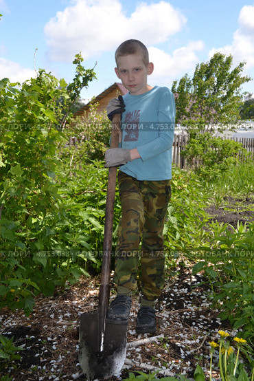 Мальчик копает землю лопатой (2013 год). Редакционное фото, фотограф Землянникова Вероника / Фотобанк Лори