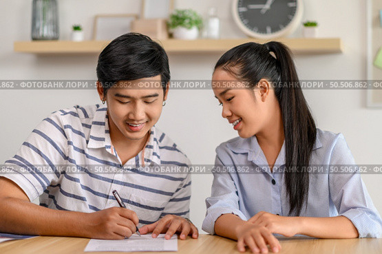 Male and female employees work together happily in the office. Стоковое фото, агентство Ingram Publishing / Фотобанк Лори