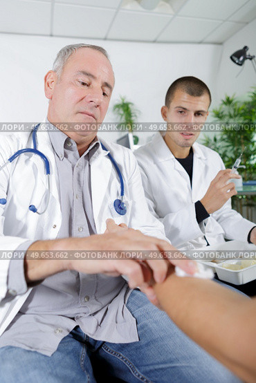 male doctor with patient undergoing arm echography. Стоковое фото, агентство Ingram Publishing / Фотобанк Лори