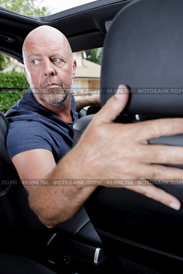 male driver hand shifting gear manually girl driving a car. Стоковое фото, агентство Ingram Publishing / Фотобанк Лори