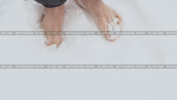 Male feet standing on icy snow, concept of cold endurance and toughening. Стоковое видео, видеограф Андрей Знаменский / Фотобанк Лори