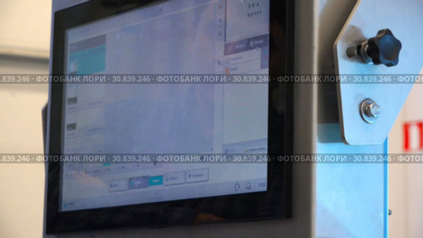 Male hand makes adjustments on computer display. Стоковое видео, видеограф Aleksandr Sulimov / Фотобанк Лори