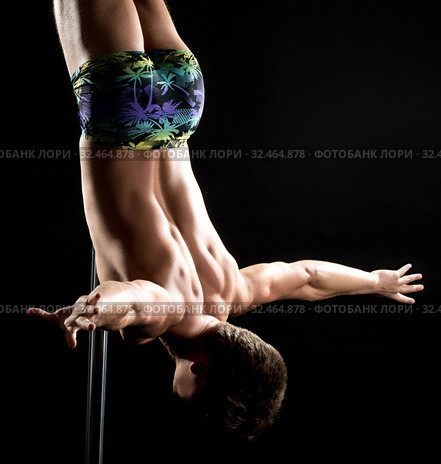 Male pole dance. Guy posing upside down on pylon. Стоковое фото, фотограф Гурьянов Андрей / Фотобанк Лори