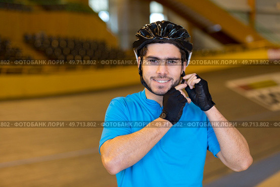 male triathlete cycling giving t. Стоковое фото, агентство Ingram Publishing / Фотобанк Лори