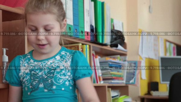 Маленькая девочка дошкольного возраста в садике, смотрит в камеру (2015 год). Редакционное видео, видеограф Кекяляйнен Андрей / Фотобанк Лори