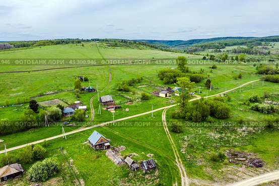 Маленькое сибирское село Новолушниково (Барабаново) в долине реки Суенги. Вид с высоты птичьего полёта. Новосибирская область, Маслянинский район, Западная Сибирь России. (2024 год). Стоковое фото, фотограф Евгений Мухортов / Фотобанк Лори