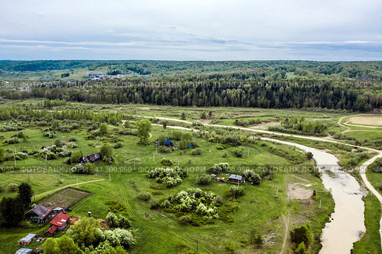 Маленькое сибирское село Новолушниково (Барабаново) в долине реки Суенги. Вид с высоты птичьего полёта. Новосибирская область, Маслянинский район, Западная Сибирь России. (2024 год). Стоковое фото, фотограф Евгений Мухортов / Фотобанк Лори