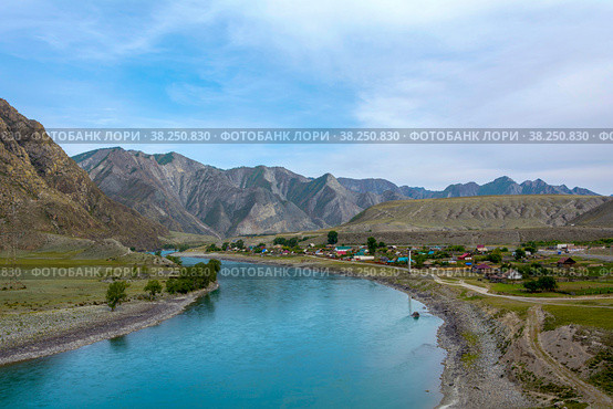 Malyi Yaloman village in the Altai Mountains. Стоковое фото, фотограф Ольга Остроухова / Фотобанк Лори