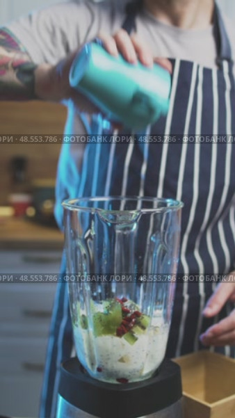 Man add milk to Smoothie Strawberry Kiwi Banana Goji Berry Refreshing and Nutritious. Стоковое видео, видеограф Mihail Mihaylov / Фотобанк Лори