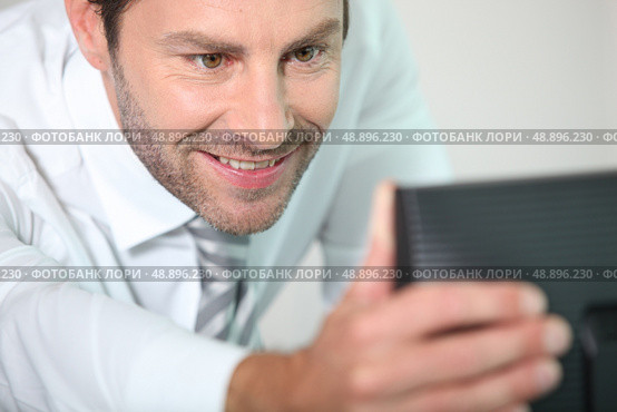 Man adjusting screen. Стоковое фото, агентство Ingram Publishing / Фотобанк Лори