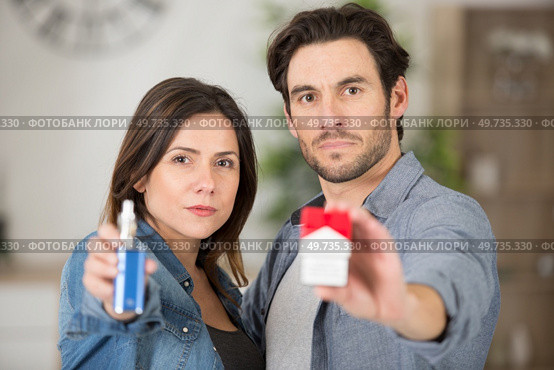man and woman breaking cigarette quitting smoke. Стоковое фото, агентство Ingram Publishing / Фотобанк Лори