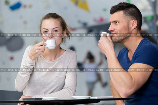 man and woman drinking coffees in indoor climbing center. Стоковое фото, агентство Ingram Publishing / Фотобанк Лори