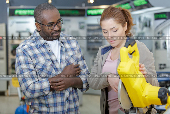 man and woman in store with garden tools. Стоковое фото, агентство Ingram Publishing / Фотобанк Лори