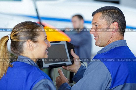 man and woman mechanics at work. Стоковое фото, агентство Ingram Publishing / Фотобанк Лори