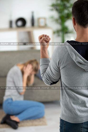 man beating helpless woman at home. Стоковое фото, агентство Ingram Publishing / Фотобанк Лори