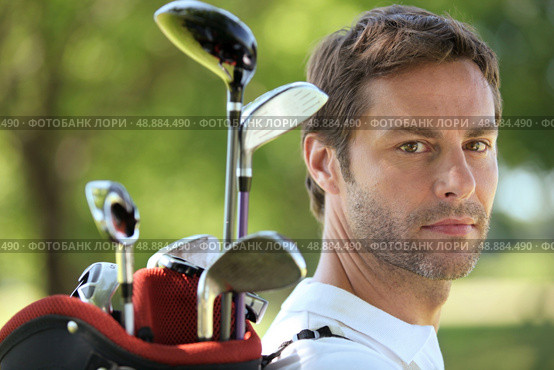 Man carrying golf bag. Стоковое фото, агентство Ingram Publishing / Фотобанк Лори