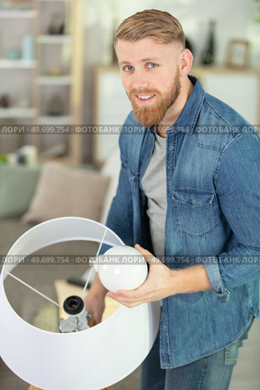 man changing compact-fluorescent cfl bulbs. Стоковое фото, агентство Ingram Publishing / Фотобанк Лори