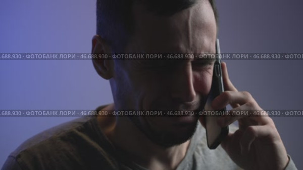 Man Crying During Emotional Phone Conversation. Стоковое видео, видеограф Илья Шаматура / Фотобанк Лори