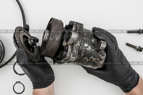 man disassembling mechanical part cleaning. Стоковое фото, агентство Ingram Publishing / Фотобанк Лори