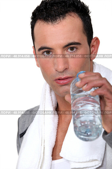 Man drinking water after work-out. Стоковое фото, агентство Ingram Publishing / Фотобанк Лори