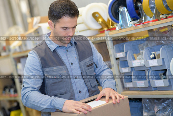 man during preparation of delivery. Стоковое фото, агентство Ingram Publishing / Фотобанк Лори