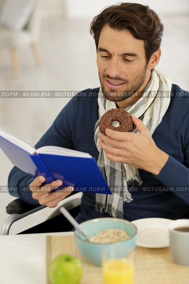 man eating doughnut for breakfast. Стоковое фото, агентство Ingram Publishing / Фотобанк Лори