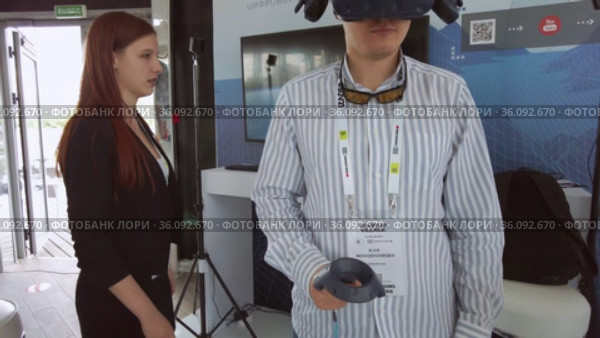 Man experiencing VR device during exhibition (2021 год). Редакционное видео, видеограф Антон Гвоздиков / Фотобанк Лори