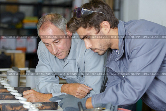 man explaining equipment to trainee. Стоковое фото, агентство Ingram Publishing / Фотобанк Лори