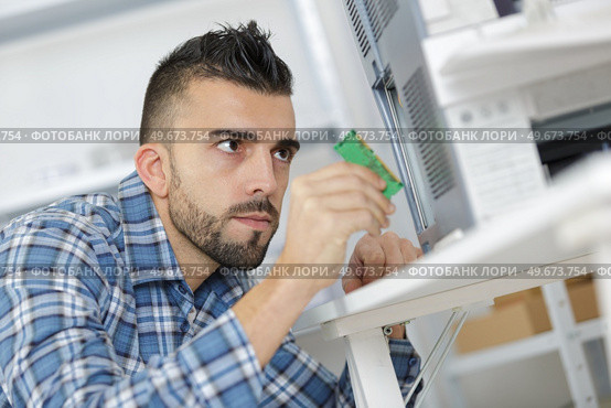 man fix mainboard  montage on product. Стоковое фото, агентство Ingram Publishing / Фотобанк Лори
