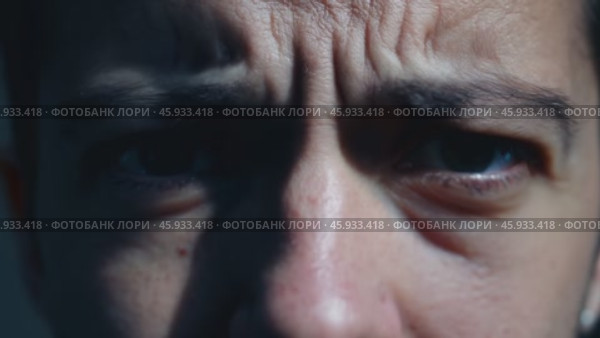 Man frowning and showing displeasure with squinting eyes. Стоковое видео, видеограф Данил Руденко / Фотобанк Лори