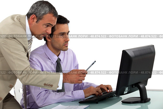 Man giving pointers to his assistant. Стоковое фото, агентство Ingram Publishing / Фотобанк Лори
