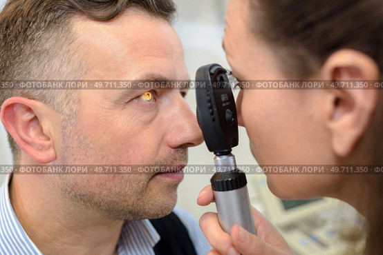 man having eye test eye test machine. Стоковое фото, агентство Ingram Publishing / Фотобанк Лори