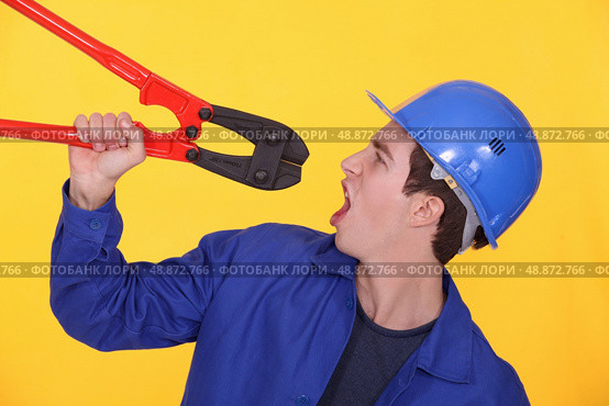 Man holding bolt cutters. Стоковое фото, агентство Ingram Publishing / Фотобанк Лори