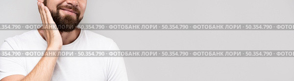 man holding his beard with copy space. Стоковое фото, агентство Ingram Publishing / Фотобанк Лори