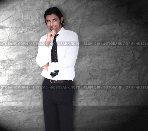 Man in front of gray wall. Стоковое фото, агентство Ingram Publishing / Фотобанк Лори