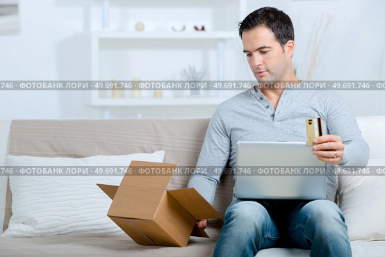 man in house buying online. Стоковое фото, агентство Ingram Publishing / Фотобанк Лори