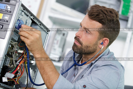 man is repairing a computer. Стоковое фото, агентство Ingram Publishing / Фотобанк Лори