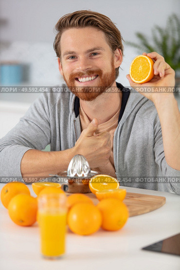 man making homemade orange juice. Стоковое фото, агентство Ingram Publishing / Фотобанк Лори